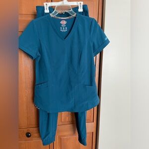 Women’s 2pc Scrub set by Dickie’s size small